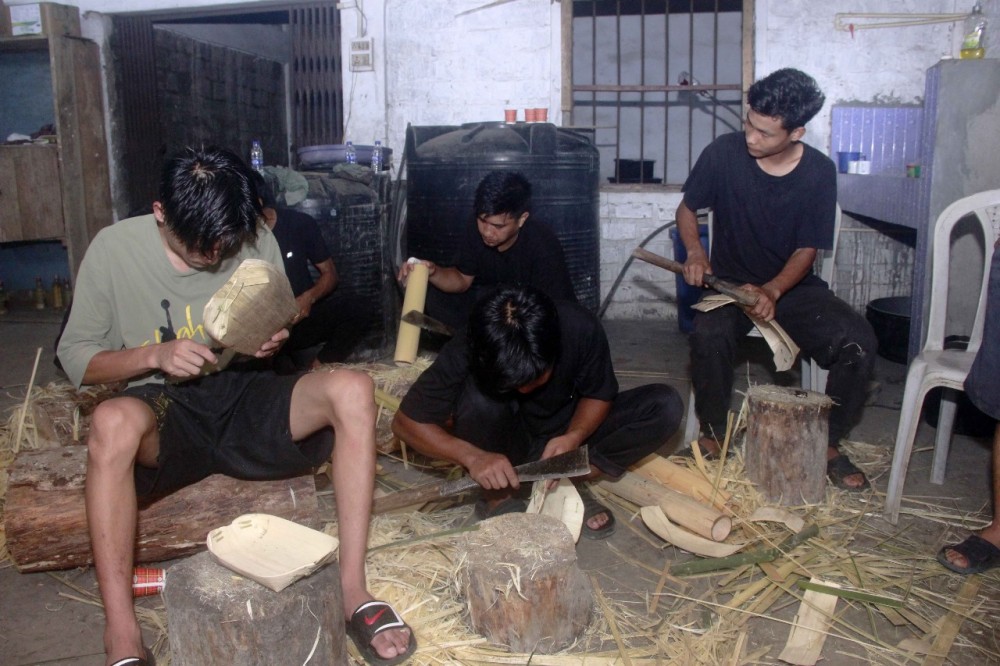 Participants engage in hands-on bamboo craft training during the SSU Skill Development Workshop at Sungratsu.